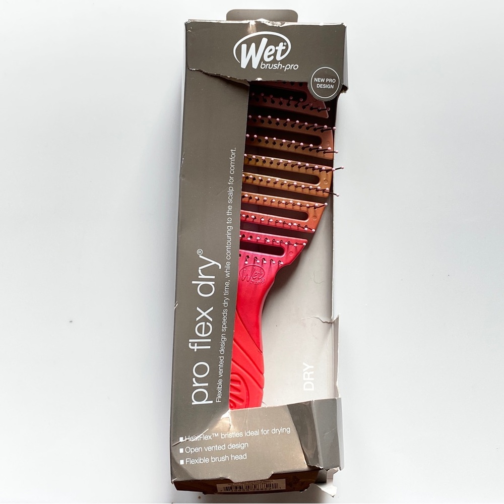 Wet pro flex dry hair brush. Heat flex bristles ideal for drying. Flexible head.